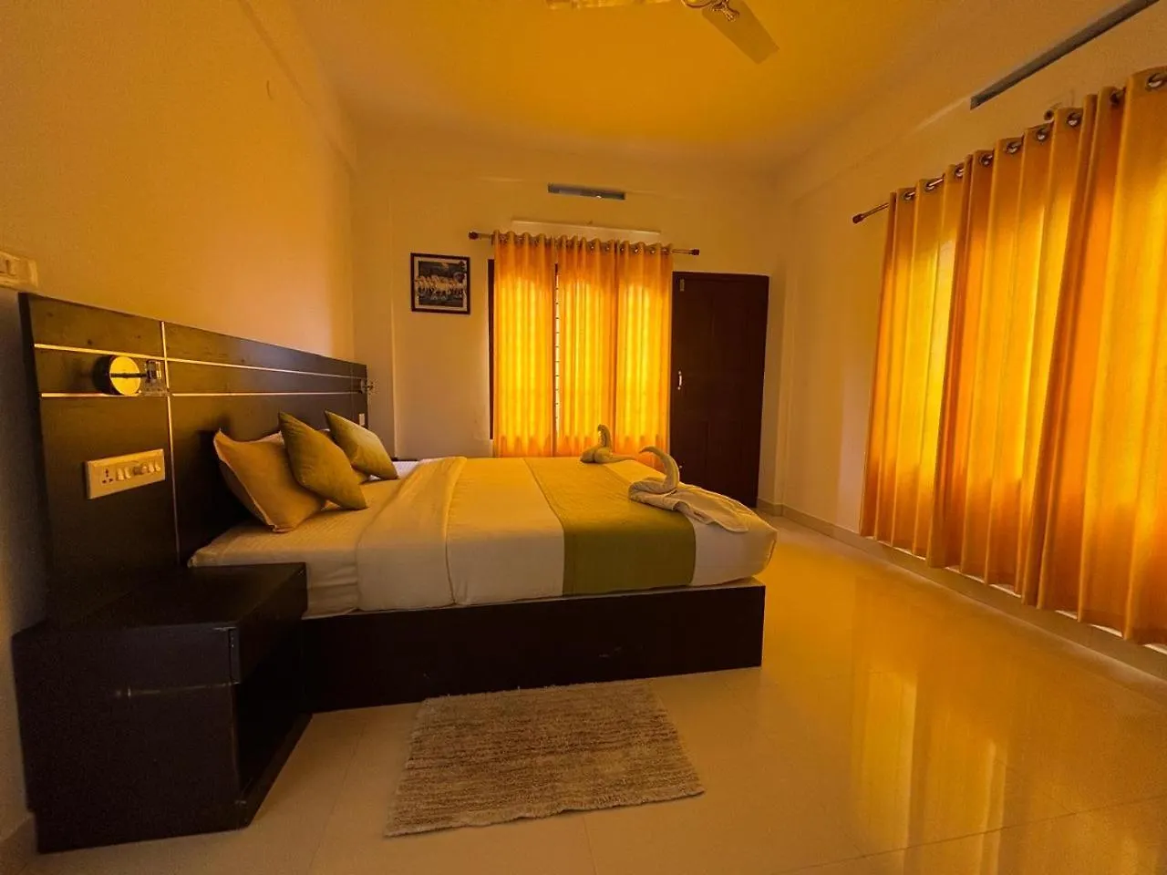 Breezevalley Resort מונאר